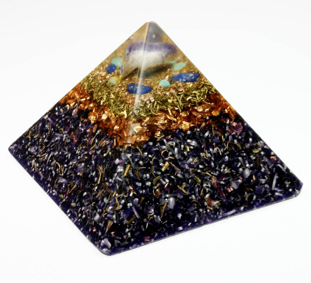 Orgonit Pyramide mit einem Chevron Amethyst